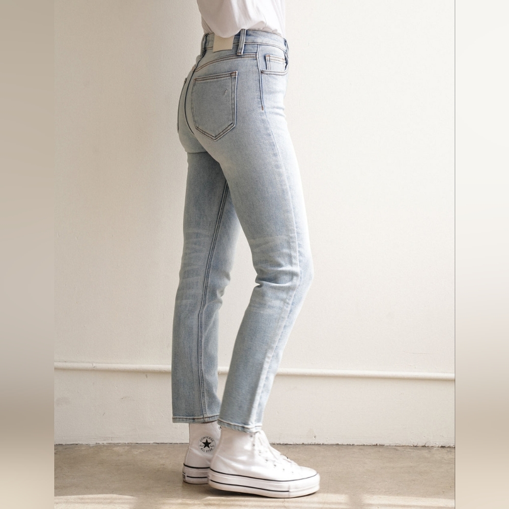 Carly Jean Brooke Slim Straight Leg Light Wash Jeans size 1